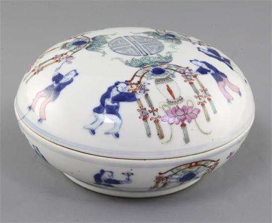 A Chinese doucai circular box and cover, late 19th century, diameter 18cm